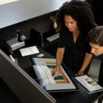 una persona seduta a un tavolo usando un laptop