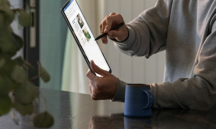 ein Mann, der ein Surface Pro in der Hand hält