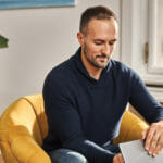 mies istuu pöydän ääressä