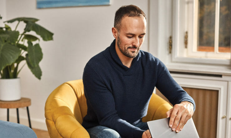 mies istuu pöydän ääressä