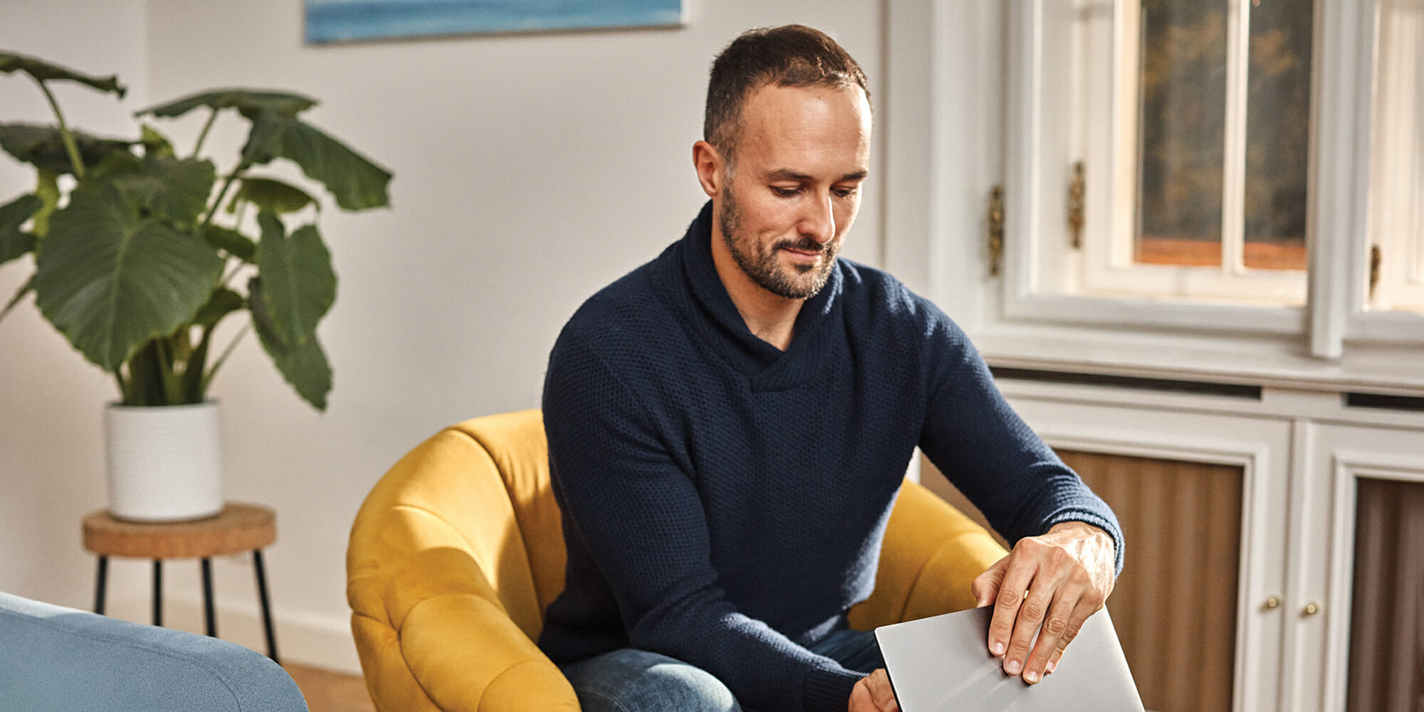 mies istuu pöydän ääressä