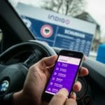 un gros plan d’une personne tenant un téléphone cellulaire