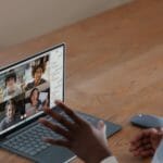 een persoon die een laptop gebruikt