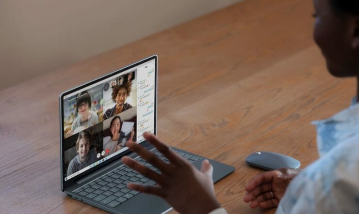 een persoon die een laptop gebruikt