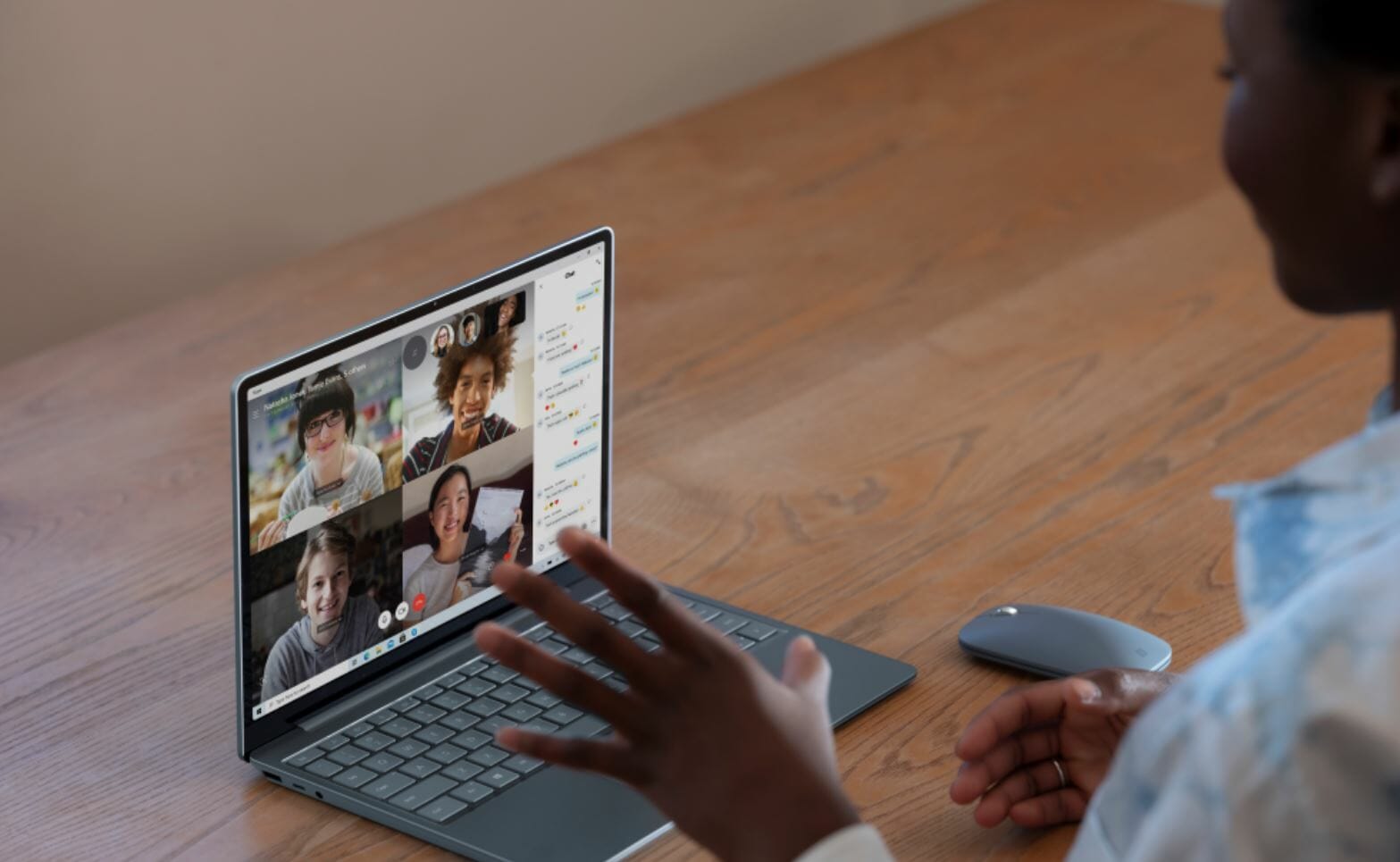 een persoon die een laptop gebruikt