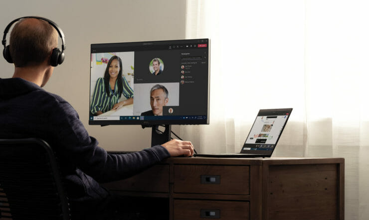 eine Person, die vor einem Computer steht