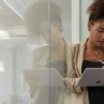 een persoon die zich voor laptop bevindt