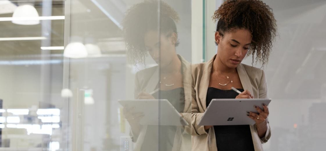 een persoon die zich voor laptop bevindt