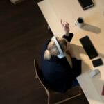 een bureau met een laptopcomputer die bovenop een lijst zit