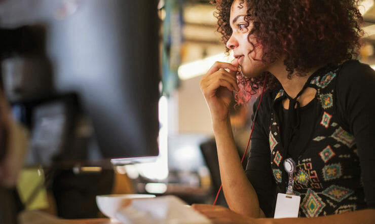 una persona che parla su un cellulare