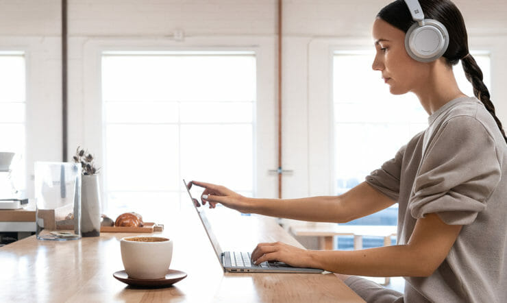 una persona che cucina in cucina preparando il cibo