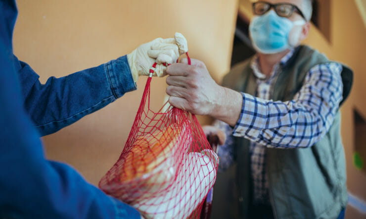 una persona sosteniendo a un bebé