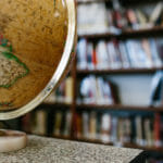 En jordglob och en bokhylla