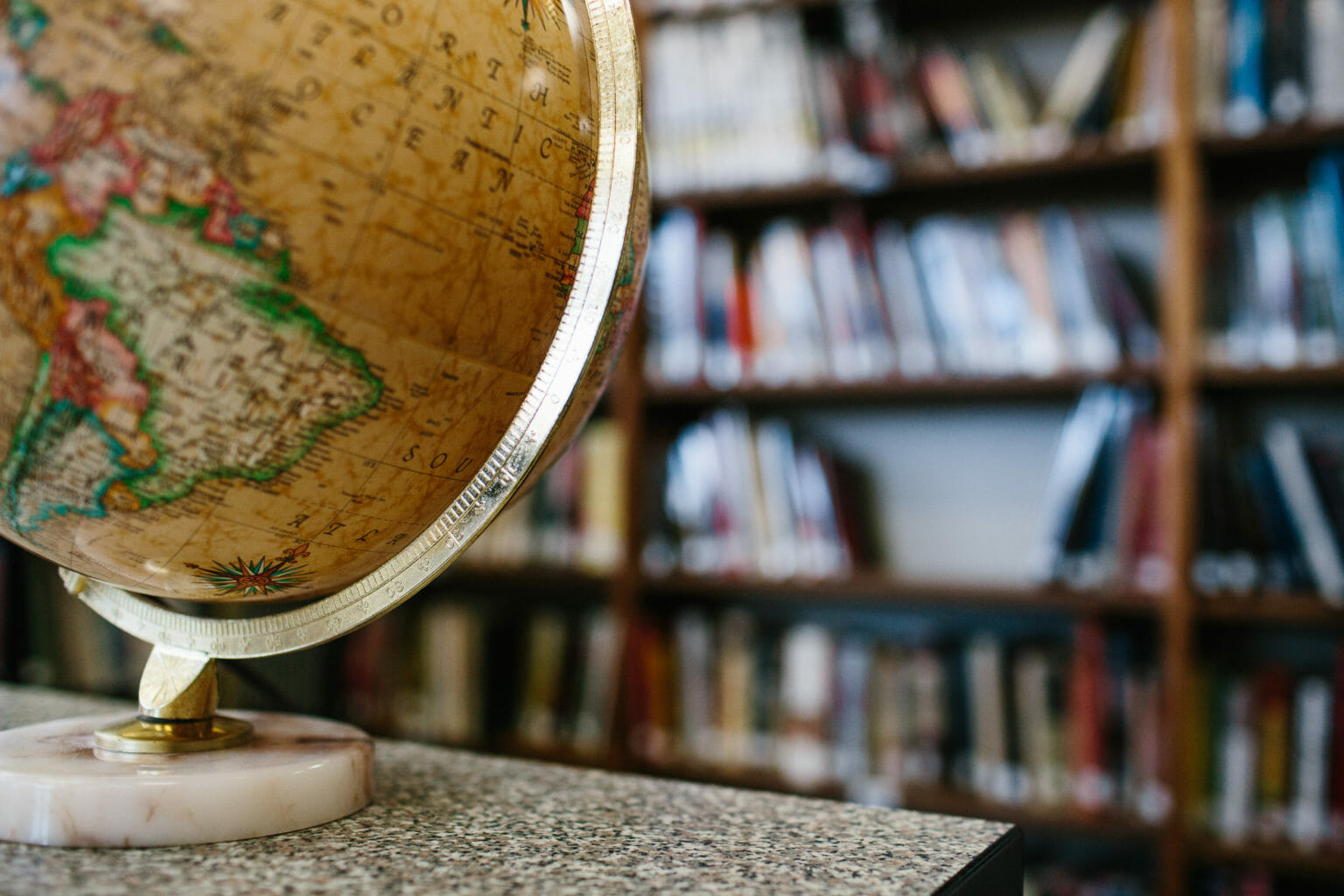 En jordglob och en bokhylla