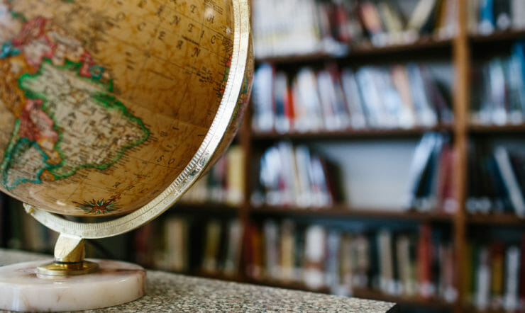 En jordglob och en bokhylla