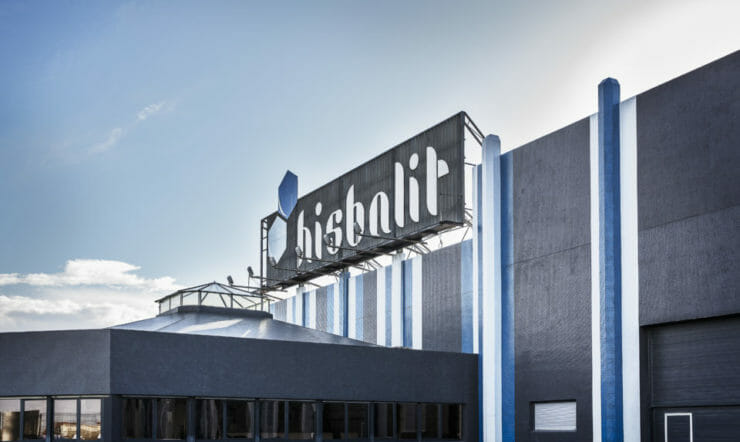 un letrero en el lado de un edificio