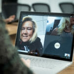 en person som sitter foran en bærbar PC