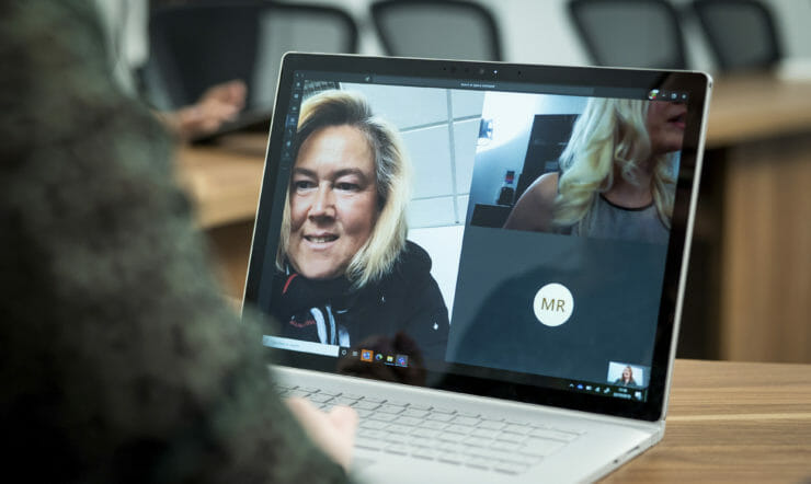 en person som sitter foran en bærbar PC