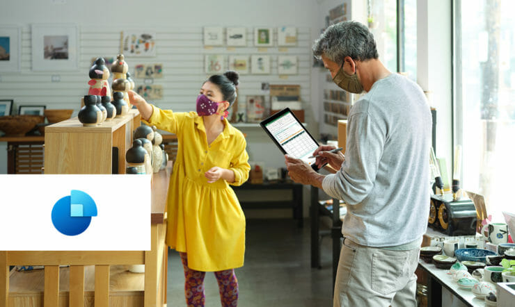 un uomo in piedi in una stanza