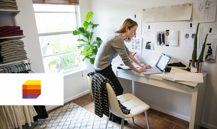 una persona in piedi di fronte a un computer