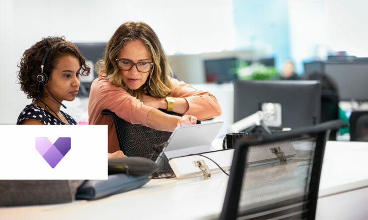 una donna seduta a un tavolo usando un computer portatile