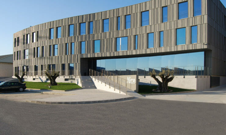 un edificio en el lado de una carretera