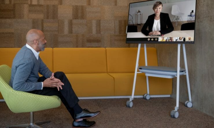 een groep mensen die aan een lijst zitten