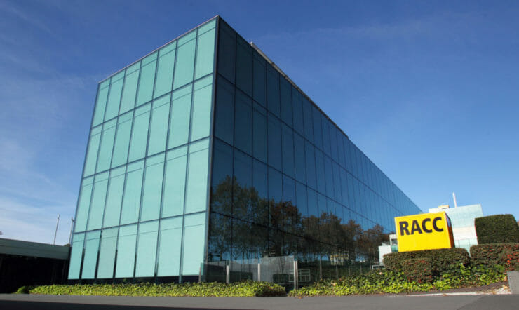 un letrero en el lado de un edificio