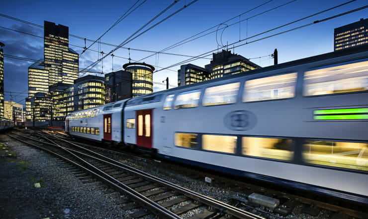 een trein op een stalen spoor