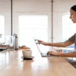 en person som tilbereder mat på et kjøkken