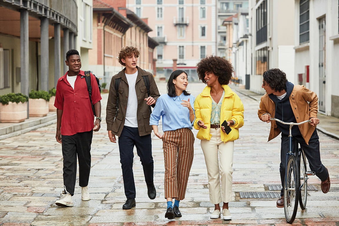 en gruppe mennesker som går nedover en gate