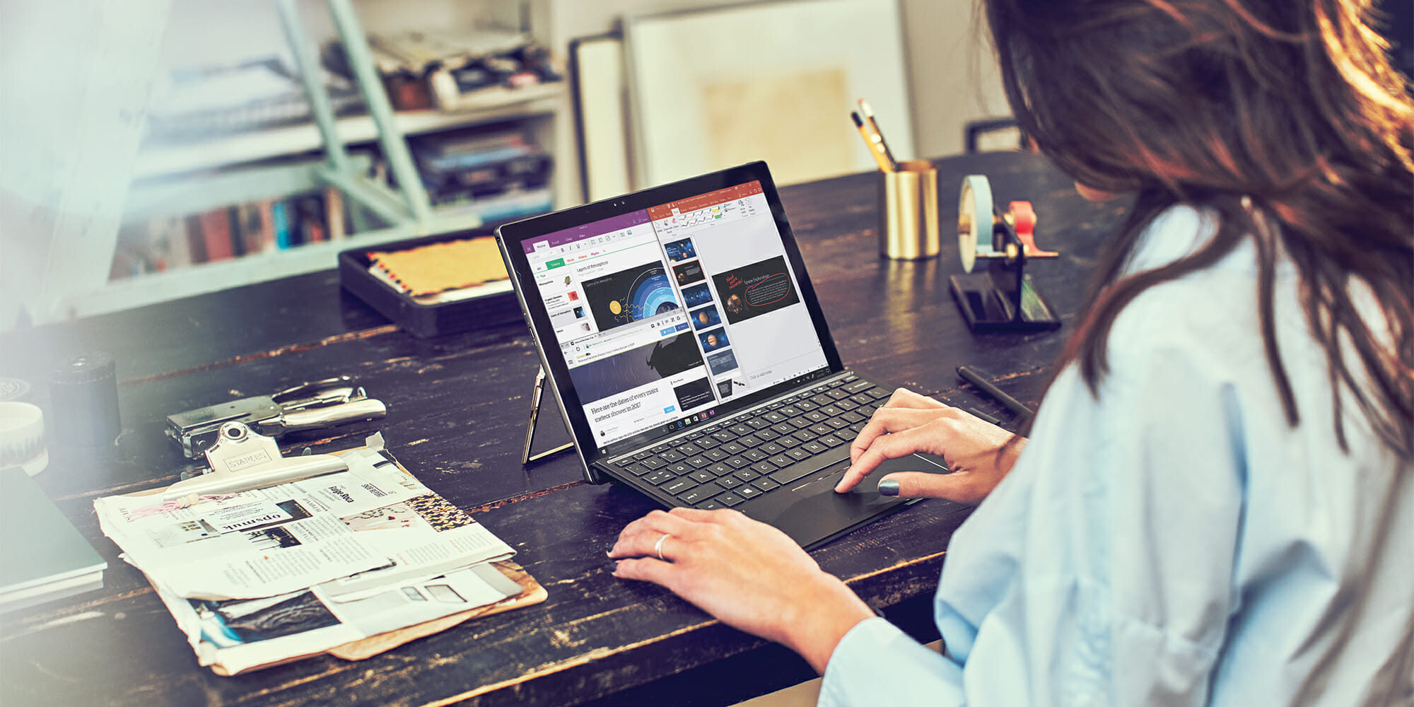 henkilö, joka istuu pöydässä kannettavan tietokoneen avulla