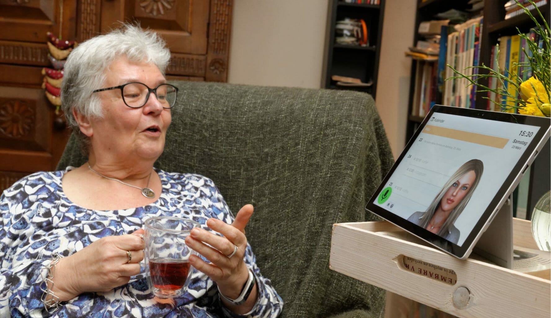 een persoon die aan een lijst zit die laptop gebruikt