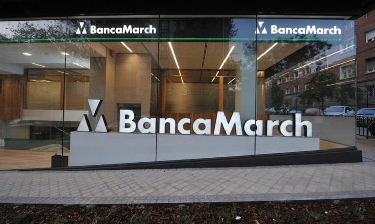 un letrero sobre una tienda