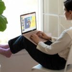 un hombre y una mujer mirando una computadora portátil