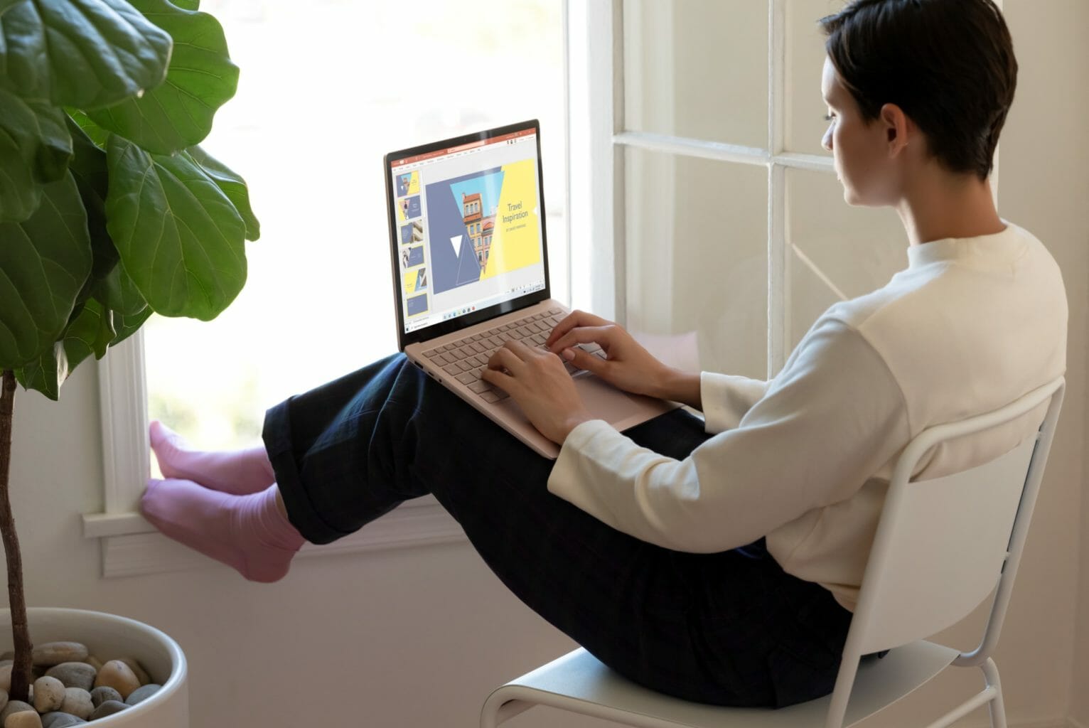 un hombre y una mujer mirando una computadora portátil