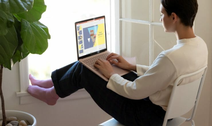 un hombre y una mujer mirando una computadora portátil