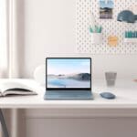 een desktopcomputer die bovenop een tafel zit