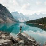 een lichaam van water met een berg op de achtergrond
