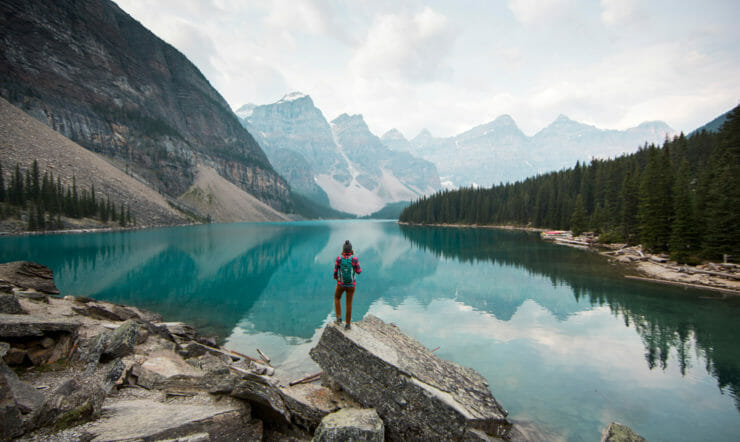 een lichaam van water met een berg op de achtergrond
