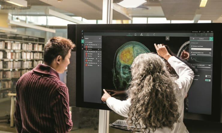 en mann som står foran en TV