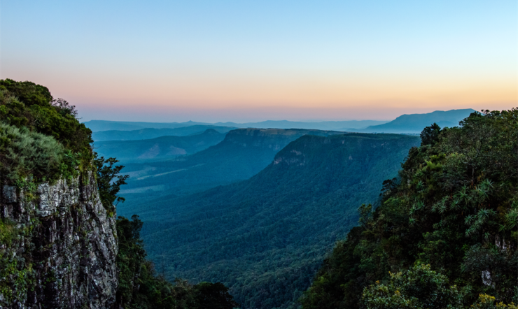 vesistö, jonka taustalla on vuori