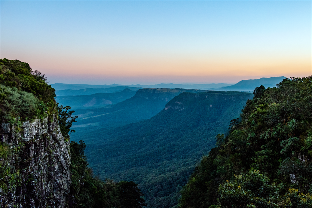 vesistö, jonka taustalla on vuori