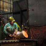 henkilö, jolla on kypärä