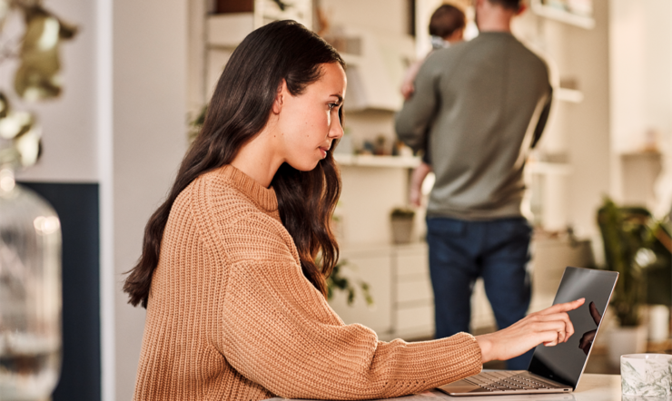 een persoon die een laptop gebruikt