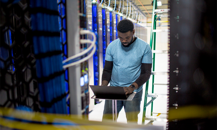 een mens die zich voor een computer bevindt