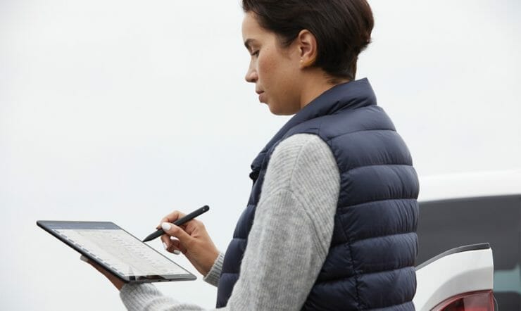 een man en een vrouw die haar celtelefoon bekijken