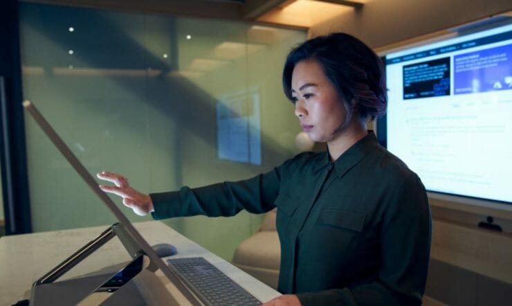 een persoon die zich voor een computerscherm bevindt