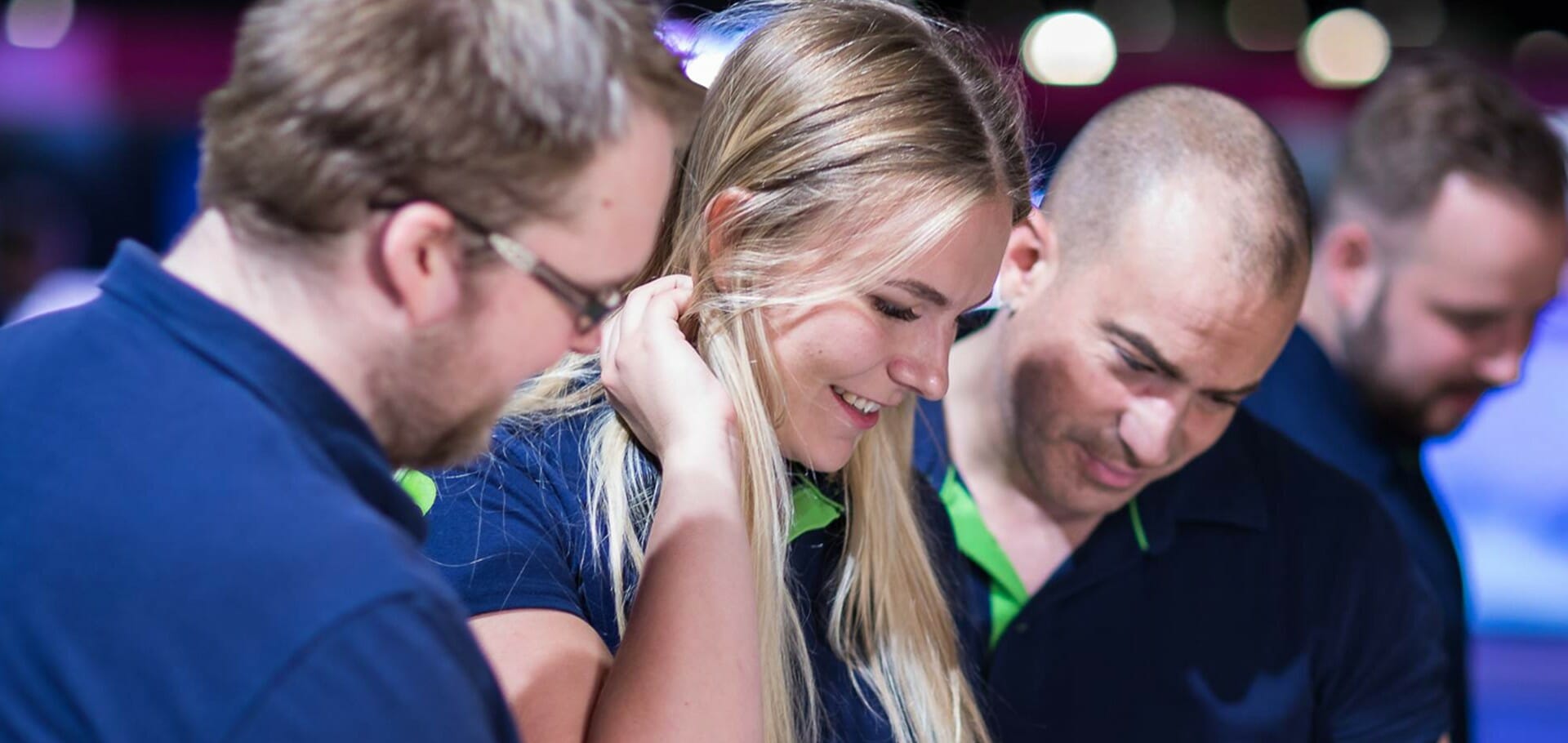 en gruppe mennesker som ser på hverandre