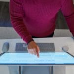 een persoon die zich voor laptop bevindt